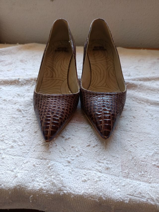 sapatos de salto alto em couro de coco castanho