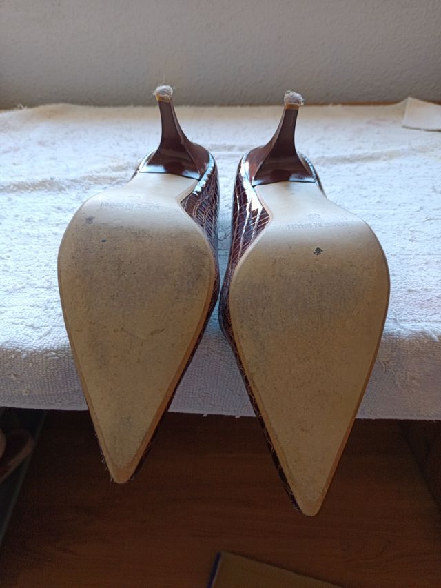 sapatos de salto alto em couro de coco castanho