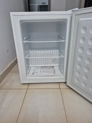 Mini congelador vertical FrigeluX CubeCV71A++