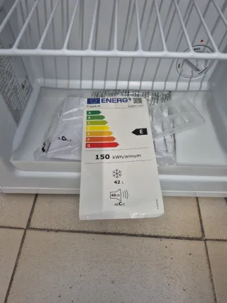 Mini congelador vertical FrigeluX CubeCV71A++