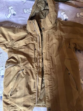 Chaqueta de esquí marrón con rayas