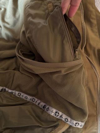Chaqueta de esquí marrón con rayas