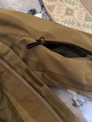 Chaqueta de esquí marrón con rayas