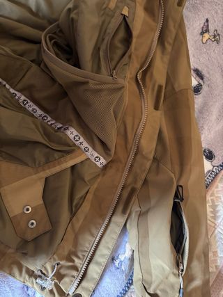 Chaqueta de esquí marrón con rayas