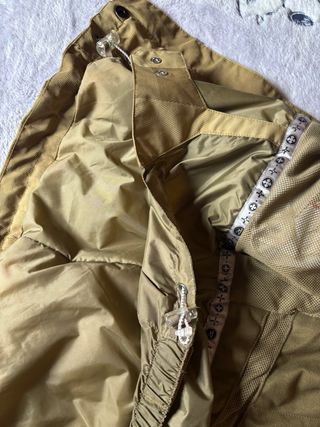 Chaqueta de esquí marrón con rayas