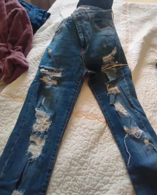 Pantalón vaquero desgarrado