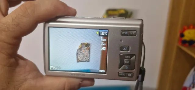 Cámara Olympus FE Plata