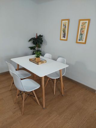 Mesa blanca con 4 sillas
