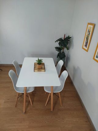Mesa blanca con 4 sillas