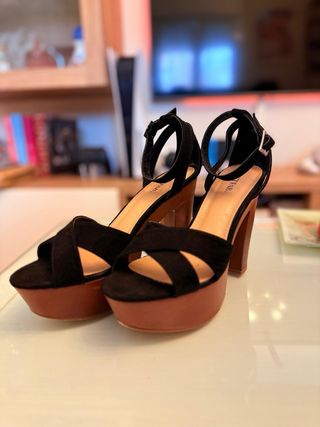 Sandalias negras tacón madera