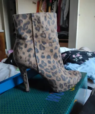 Botines de tacón con estampado de leopardo