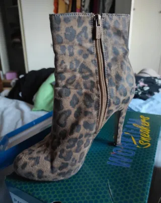 Botines de tacón con estampado de leopardo