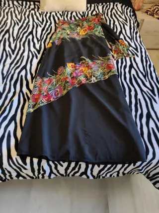 Traje de mujer negro con estampado floral