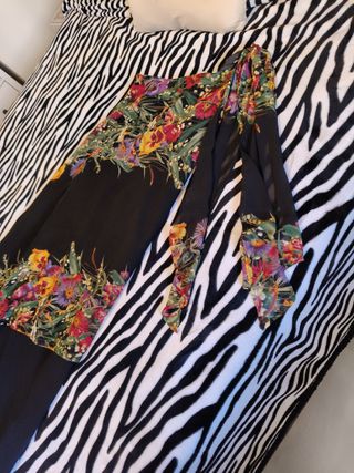 Traje de mujer negro con estampado floral