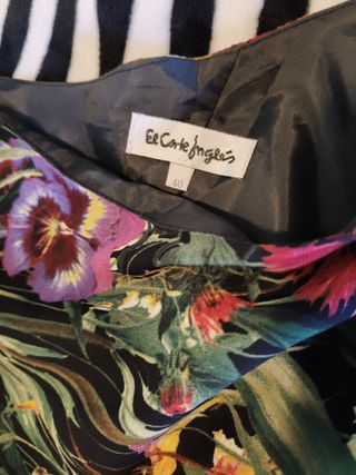 Traje de mujer negro con estampado floral