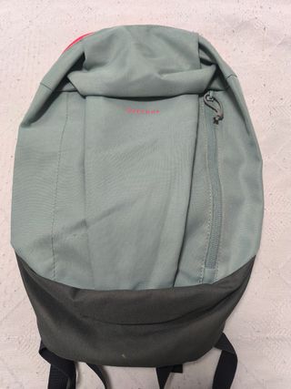 Lote mochila Quechua pequeña gris/verde y gorra