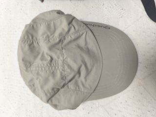 Lote mochila Quechua pequeña gris/verde y gorra