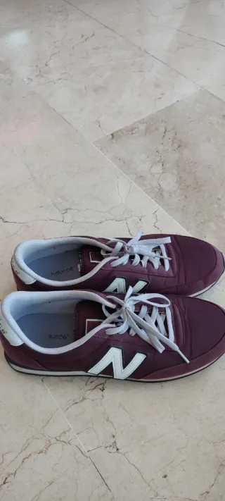 Tenis New Balance burdeos y Blanco