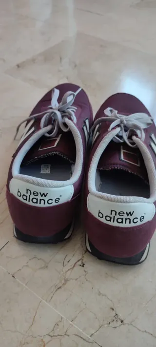 Tenis New Balance burdeos y Blanco