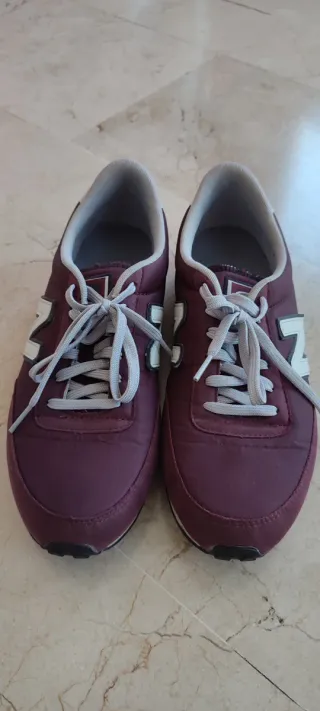 Tenis New Balance burdeos y Blanco
