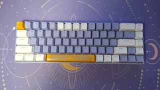 Teclado Mecánico 60% Morado y Blanco