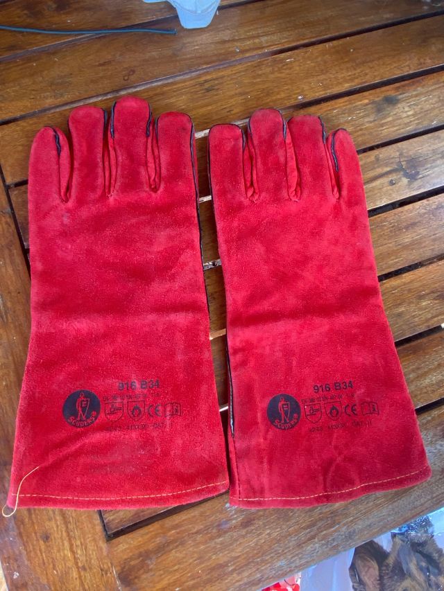 Guantes de soldador rojos