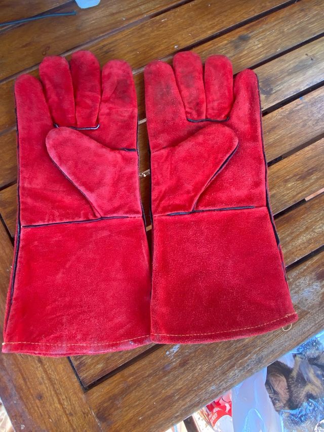 Guantes de soldador rojos