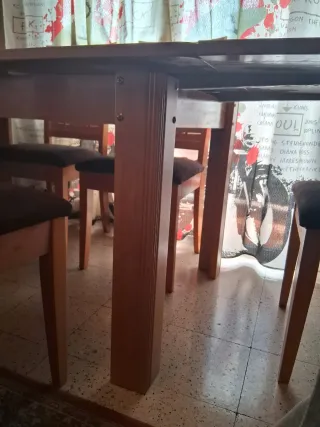 Mesa comedor madera maciza extensible 
URGE VENTA
