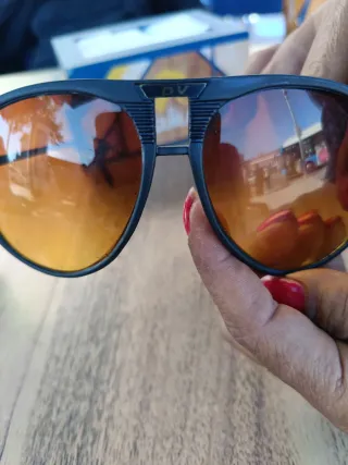 Gafas de sol negras y naranjas