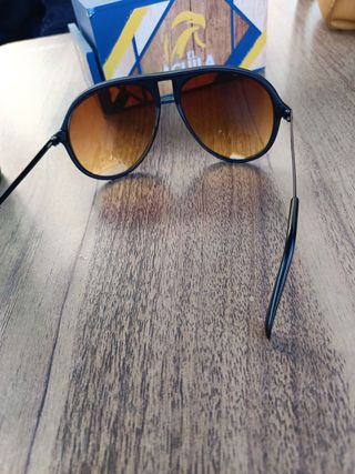 Gafas de sol negras y naranjas