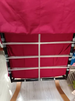 Sillón con reposapiés de madera y tela