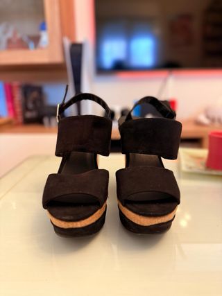 Sandalias negras de cuña