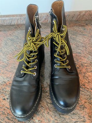 botas negras cordones amarillos