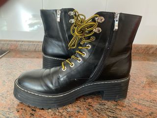 Botas militares negras con cordones amarillos