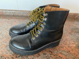 Botas militares negras con cordones amarillos