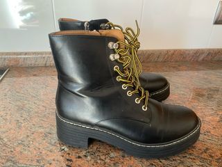 Botas militares negras con cordones amarillos