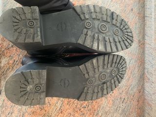 Botas militares negras con cordones amarillos