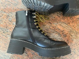Botas militares negras con cordones amarillos