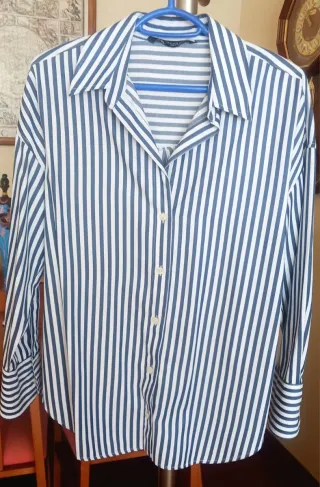 Camisa de rayas azul y blanco