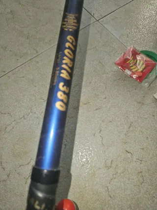 Caña de pescar con carrete y accesorios