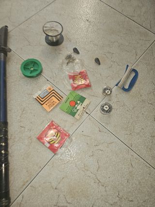 Caña de pescar con carrete y accesorios