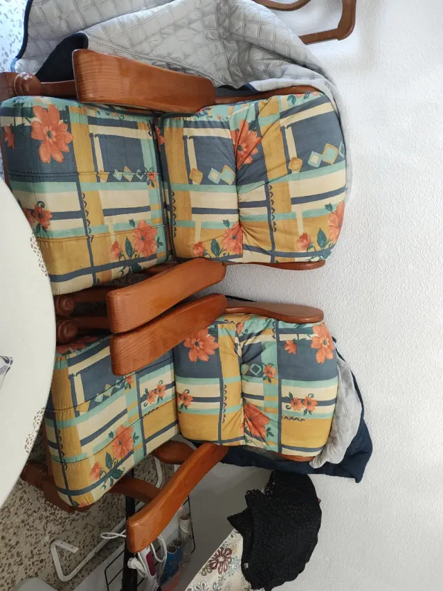 2 Sillones de Madera con Tapicería