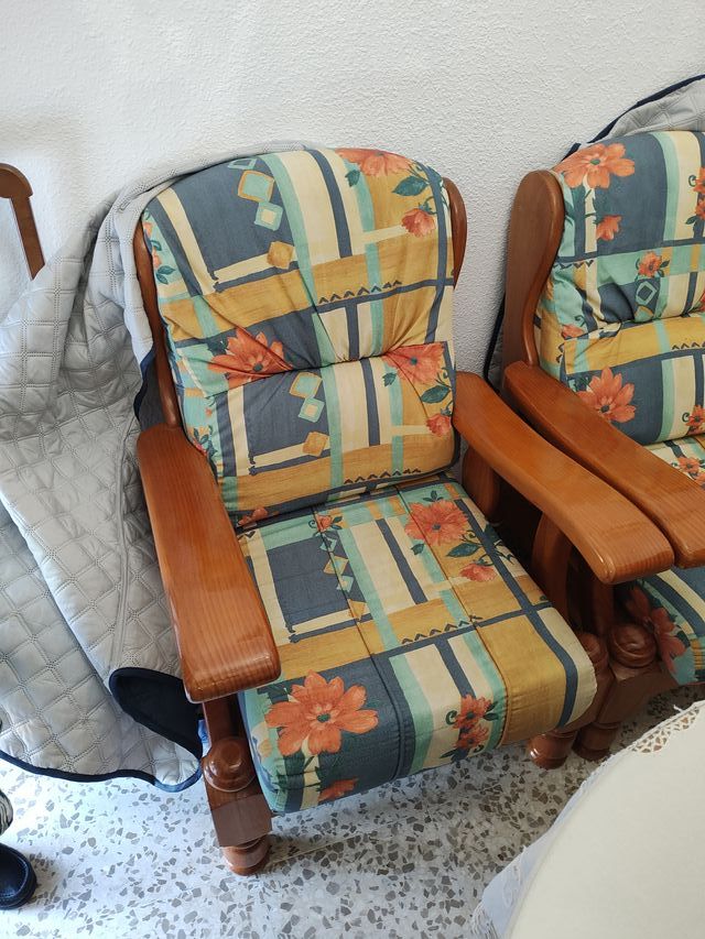 2 Sillones de Madera con Tapicería