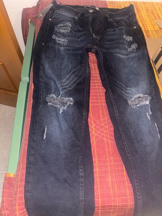 Pantalón largo desgarrado azul