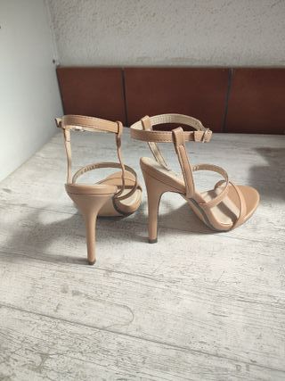 Zapatos de tacón beige