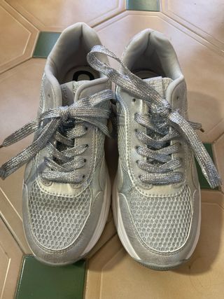 Zapatillas plateadas con cordones brillantes 