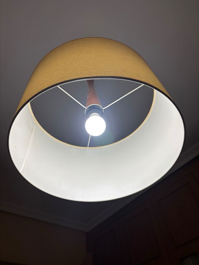 Lámpara colgante tela amarilla y madera