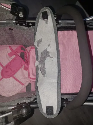 Cochecito de bebé rosa y gris.