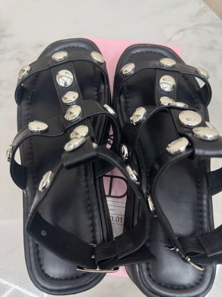 Sandali neri aperti con borchie