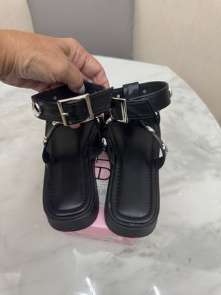 Sandali neri aperti con borchie